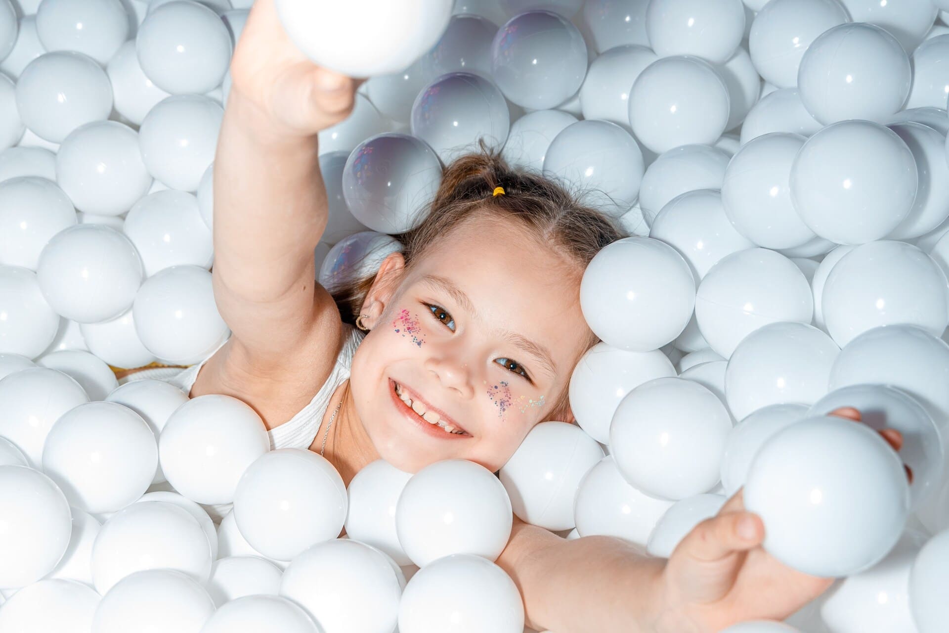 бассейн с мячиками смех